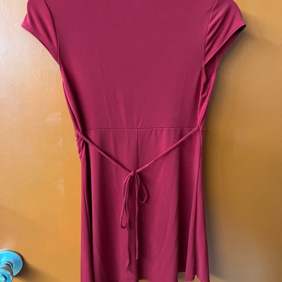 IZ Byer V-neck Swing Top w/Back Tie and Sequin Waist Details Size Small - Picture 2 of 3